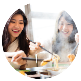 鍋を食べる女性二人